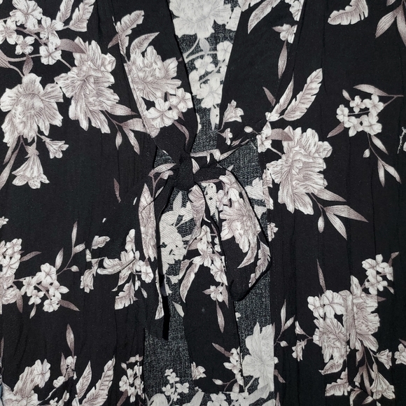 Black & White Floral Robe Spiritual Gangster OSFM - Picture 2 of 7